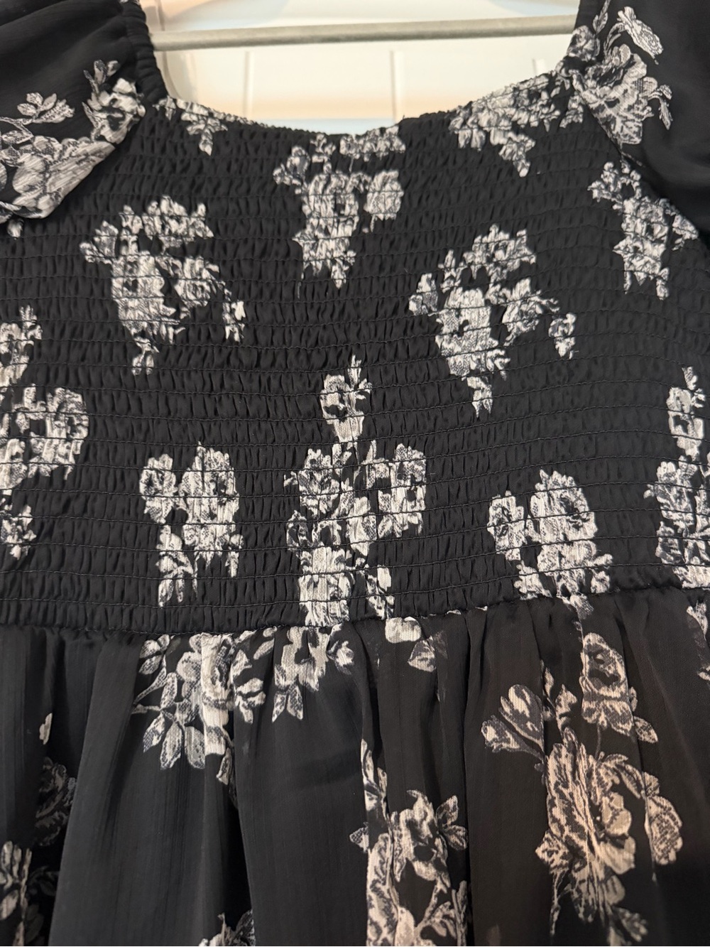 Black Floral Puff Sleeve Romper - Picture 4 of 5